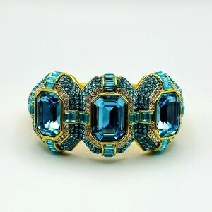 Signed Akkad Gold Tone Aquamarine Blue Crystal Gemstone Hinged Bracelet 7”